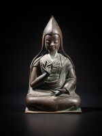 Statuette d'un lama Gelug en bronze repoussé, Sino-tibétain, dynastie Qing, XVIIIe siècle | A bronze repoussé figure of a Gelug lama, Sino-Tibetan, Qing dynasty, 18th century