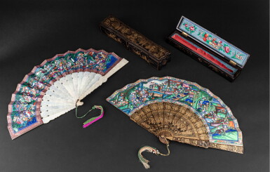 View full screen - View 1 of Lot 191. Deux éventails en laque et en nacre, dans leurs boites laquées à décor or Dynastie Qing, XIXE siècle | 清十九世紀 廣東外銷折扇配漆盒二件 | Two gilt-lacquer and mother-of-pearl painted fans, in their original black lacquer boxes, Qing Dynasty, 19th century.