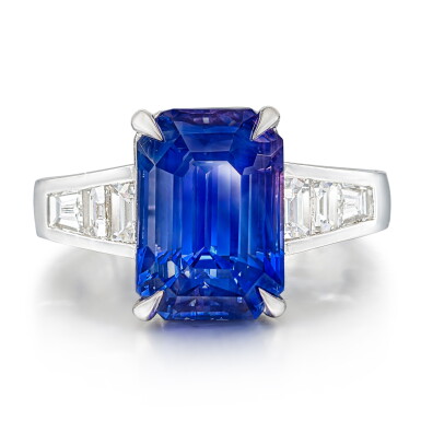 View full screen - View 1 of Lot 1402. COLOUR-CHANGE SAPPHIRE AND DIAMOND RING | 8.06克拉 天然「斯里蘭卡 」未經加熱變色藍寶石 配 鑽石 戒指.