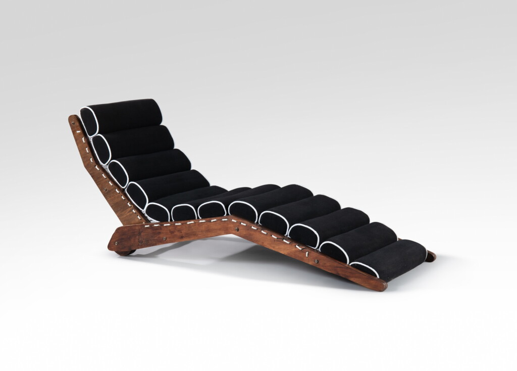 View full screen - View 1 of Lot 75. Chaise longue.