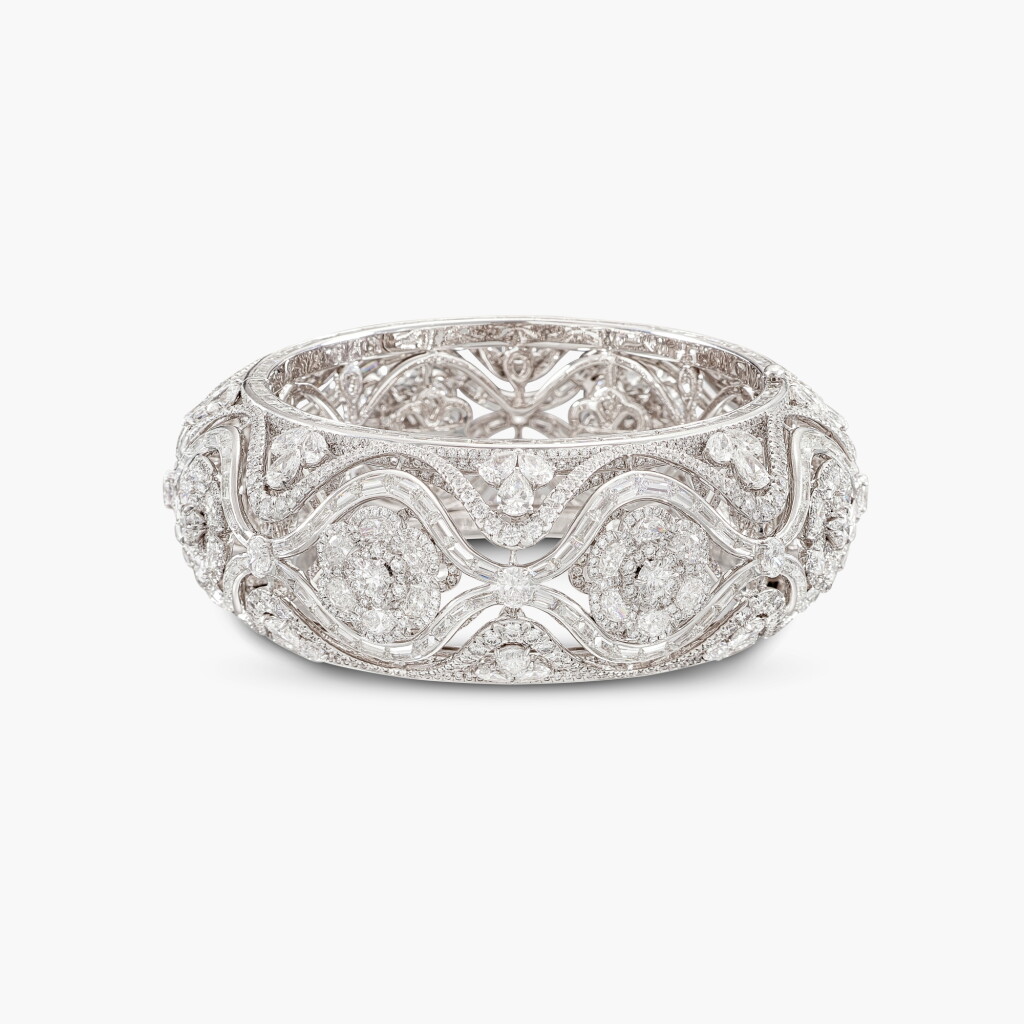 View full screen - View 1 of Lot 1783. Diamond Bangle | 鑽石 手鐲.