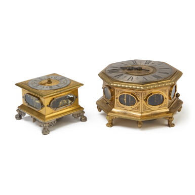 View full screen - View 1 of Lot 51. Two Central European Baroque gilt brass horizontal table clocks, early 18th century | Zwei barocke horizontale Tischuhren aus vergoldetem Messing, Mitteleuropa, frühes 18. Jh..