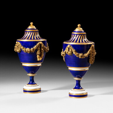 View full screen - View 1 of Lot 174. A pair of Sèvres bleu nouveau ground vases and covers 'Fontanieux à guirlandes', circa 1770-1775 | Paire de vases "Fontanieu à guirlandes" en porcelaine de Sèvres à fond bleu nouveau, vers 1770-1775.