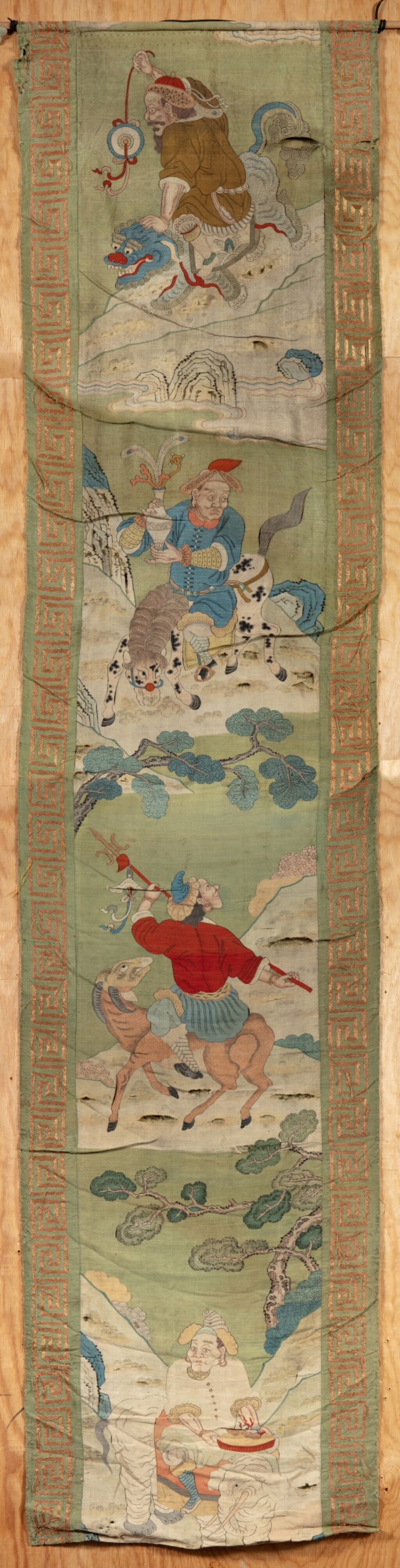 全螢幕檢視 - 查看76A 'foreigners' painted kesi panel, Qing dynasty, 18th - 19th century | 清十八至十九世紀 緙絲胡人瑞獸圖掛屏的1