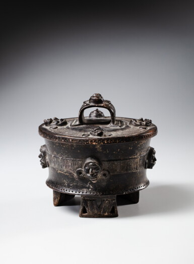 View full screen - View 1 of Lot 32. Vase tripode couvert, Maya, Classique ancien, ca. 250 - 450 ap. J-C. | Mayan Lidded Tripod Vessel, Early Classic, ca. AD 250 - 450.