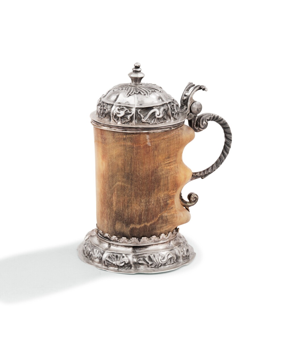 View full screen - View 1 of Lot 192. A GERMAN IBEX HORN SILVER MOUNTED TANKARD, TITTMONING, 18TH CENTURY | TANKARD EN CORNE DE BOUQUETIN, MONTURE EN ARGENT, TITTMONING, XVIIIE SIÈCLE.