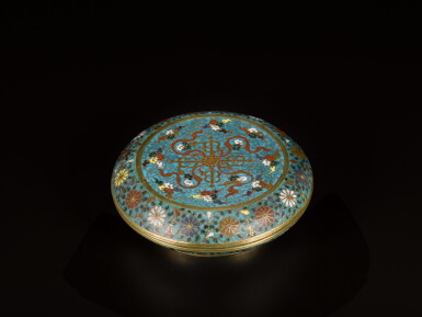 View full screen - View 1 of Lot 77. A cloisonné enamel 'double-vajra' box and cover, Ming dynasty, 16th century | 明十六世紀 掐絲琺瑯金剛杵紋蓋盒.