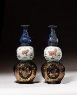 Rare paire de vases triple gourde en porcelaine émaillée à décor rouge de fer et doré sur fond bleu poudré et noir miroir, Dynastie Qing, époque Kangxi