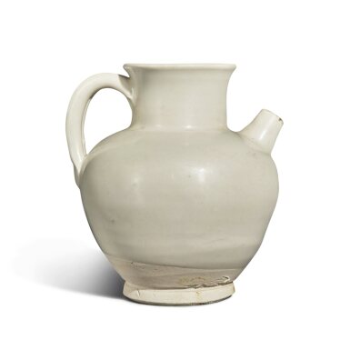 View full screen - View 1 of Lot 18. A small 'Xing' white-glazed ewer, Tang dynasty | 唐 邢窰白釉小執壺.