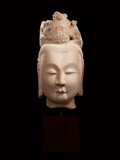 View full screen - View 1 of Lot 3668. A large finely carved sandstone head of Avalokiteshvara, Northern Qi - Sui dynasty | 北齊至隋 砂岩石雕觀音菩薩像首.