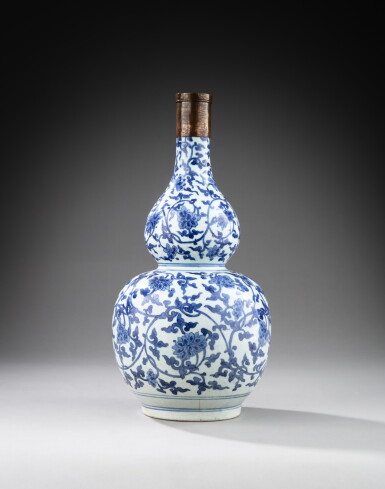 View full screen - View 1 of Lot 116. A large Arita blue and white double-gourd vase, Japan, Edo period, 17th century | 日本 有田町 江戶時期十七世紀 青花纏枝蓮紋葫蘆瓶.