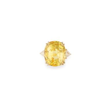 View full screen - View 1 of Lot 65. BAGUE SAPHIR JAUNE ET DIAMANTS | YELLOW SAPPHIRE AND DIAMOND RING.