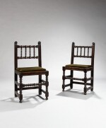 Deux chaises formant paire en chêne d’époque Charles II, vers 1680