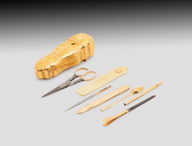 View full screen - View 1 of Lot 201. A probably German gold sewing necessaire shaped as a quiver, circa 1900 | Etui en forme de carquois en or, probablement Allemagne, vers 1900.