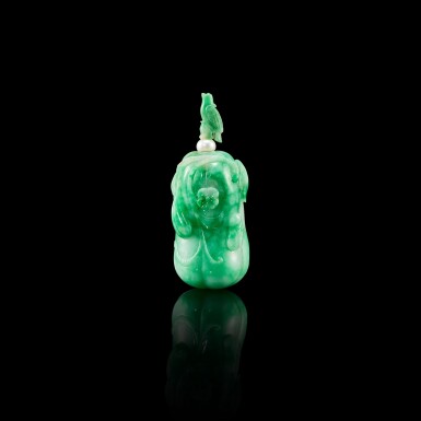 View full screen - View 1 of Lot 442. A jadeite 'melon and insect' snuff bottle and 'bird' stopper, Qing dynasty, 19th century 清十九世紀 翠玉瓜蟲鼻煙壺及瑞鳥壺蓋.