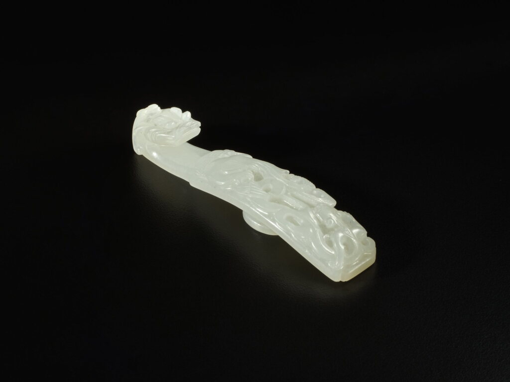 View full screen - View 1 of Lot 289. A celadon jade 'chilong and phoenix' belt hook, Qing dynasty, 18th century | 清十八世紀 青玉龍鳳紋帶鉤.