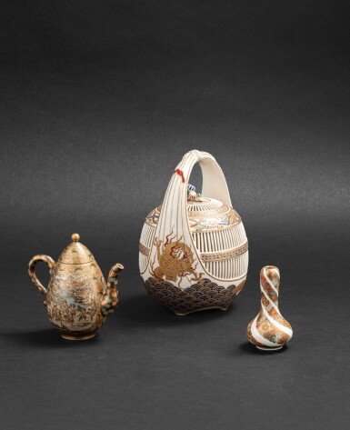 View full screen - View 1 of Lot 253. Petit vase bulbe, théière couverte et panier en céramique de satsuma Japon, époque Meiji | 日本 明治時期 薩摩燒瓷瓶,壺及提盒 「藪明山」丶 「大日本國薩摩燒翠月畫」款 | A miniature Satsuma floral vase, signed Yabu Meizan, a small Satsuma ewer signed Suigetsu zo and a reticulated basket and cover, Japan, Meiji period.