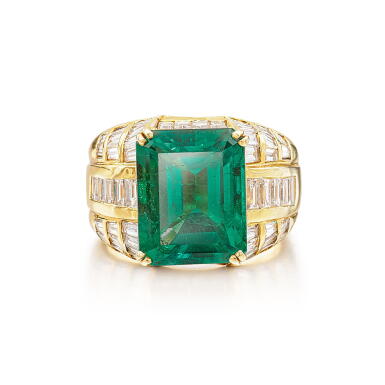 View full screen - View 1 of Lot 1246. EMERALD AND DIAMOND RING | 「哥倫比亞」祖母綠 配 鑽石 戒指.