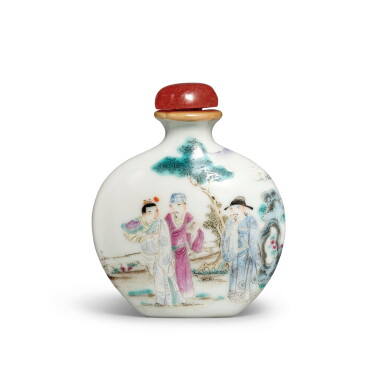 View full screen - View 1 of Lot 755. A famille-rose 'figural' snuff bottle, Qing dynasty, 19th century | 清十九世紀 粉彩攜琴訪友圖鼻煙壺.