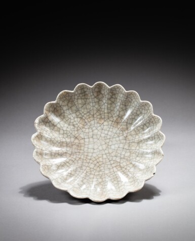 View full screen - View 1 of Lot 113. A Ge-style chrysanthemum-shaped dish, Late Ming dynasty | 明末 仿哥釉菊瓣盤.