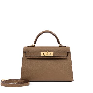 View full screen - View of Etoupe Chèvre Mysore and Orange Field Verso HSS Mini Kelly II 20 Permabrass Hardware, 2025.