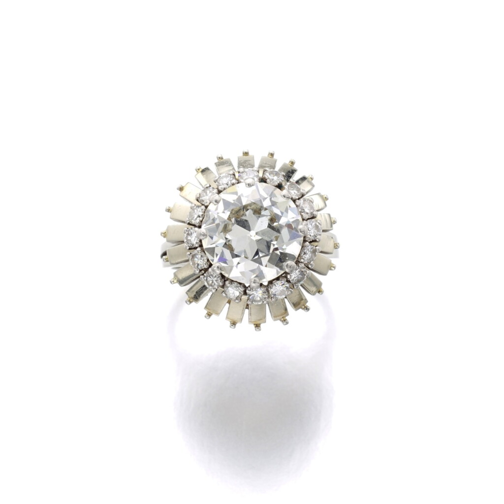 View full screen - View 1 of Lot 487. DIAMOND RING.