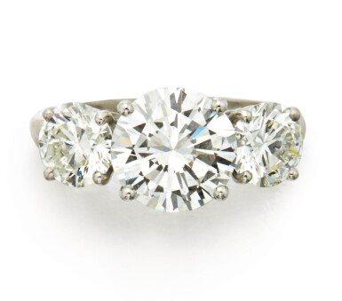View full screen - View 1 of Lot 305. DIAMOND RING.