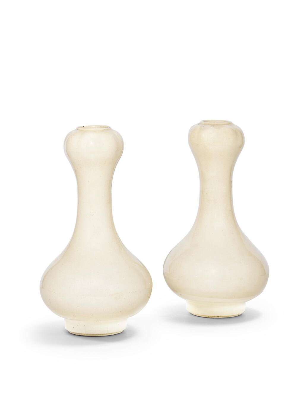 View full screen - View 1 of Lot 40. A rare pair of white-glazed crackled garlic mouth vase Early Qing dynasty, 17th century | 清早期 十七世紀 白釉蒜頭瓶一對.