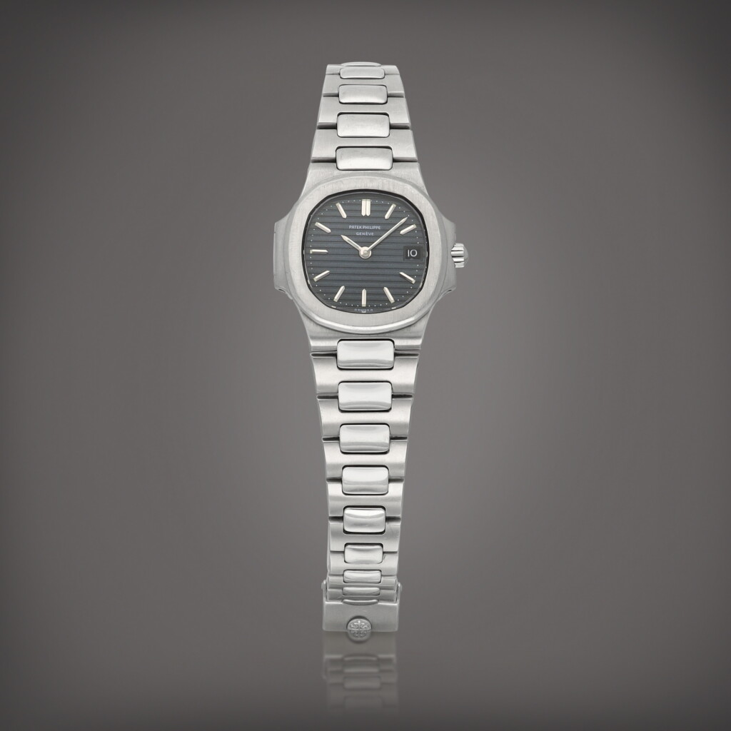 全螢幕檢視 - 查看408Nautilus, Reference 4700/1 | A stainless steel wristwatch with date and bracelet | Circa 1985的1