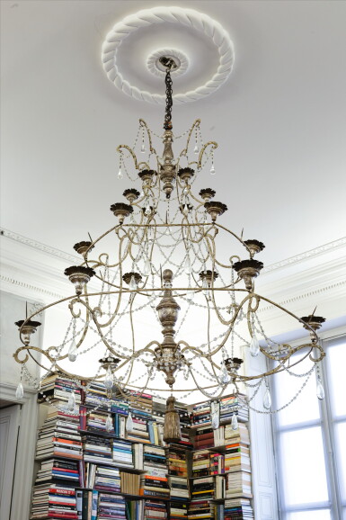 View full screen - View 1 of Lot 507. An eighteen arms of light silver-gilt wood, metal and glass chandelier, Italian, probably tuscan, circa 1800 | Lustre à dix-huit bras de lumières en bois argenté, métal et verre, travail italien, probablement toscan, vers 1800.