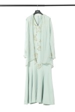 Robe longue Haute Couture en soie bleu glacier rebrodée de perlines et perles baguette or avec un sac Fendi