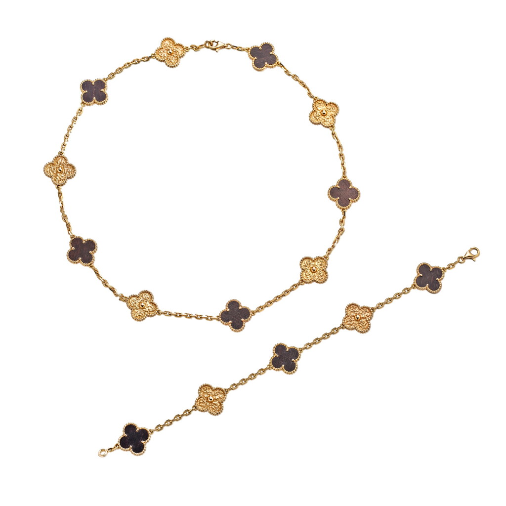 View full screen - View 1 of Lot 1853. 'Vintage Alhambra Limited Edition' Wood and Gold Demi-Parure | 梵克雅寶 | 'Vintage Alhambra Limited Edition' 木 配 K金 項鏈 及 手鏈 套裝.