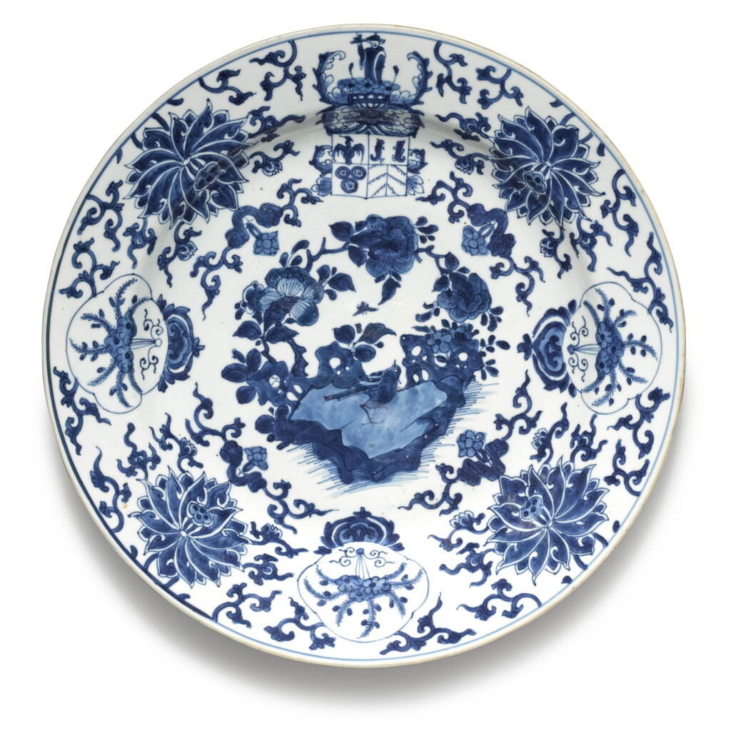 View full screen - View 1 of Lot 204. A large blue and white armorial dish for the Dutch market, Qing dynasty, Kangxi period.