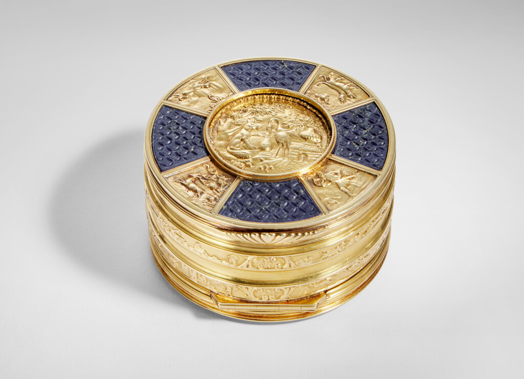 View full screen - View 1 of Lot 700. A Gold and Hardstone Double-Opening Snuffbox, Probably London, mid-18th Century.