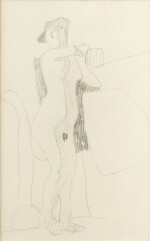 Femme nue debout de trois quarts vers la droite, mains réunies au niveau de l'épaule gauche