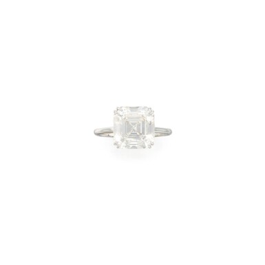 View full screen - View 1 of Lot 277. DIAMOND RING.