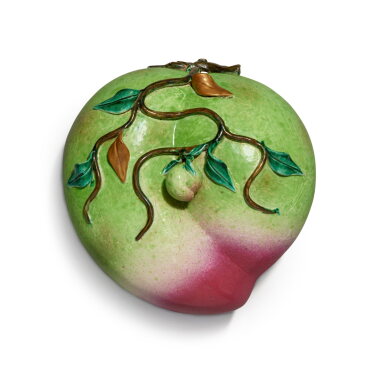 View full screen - View 1 of Lot 674. A large famille-rose peach-form box and cover, Qing dynasty, 19th century | 清十九世紀 粉彩桃形大蓋盒.