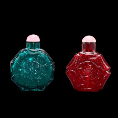View full screen - View 1 of Lot 1078. Two glass 'floral' snuff bottles, Qing dynasty, 19th century | 清十九世紀 綠料 及 寶石紅料風卷葵鼻煙壺一組兩件.