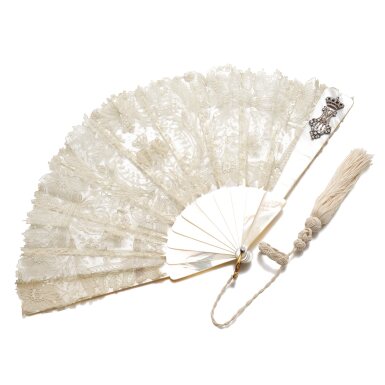 View full screen - View 1 of Lot 1076. Elegant mother-of-pearl and diamond fan, attributed to Köchert, circa 1900.