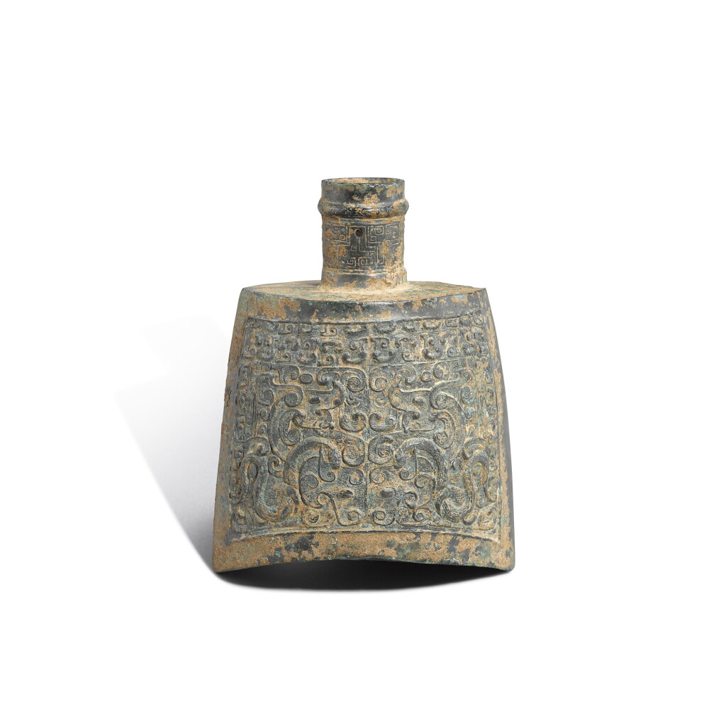 View full screen - View 1 of Lot 1017. An inscribed bronze 'dragon' bell, zheng, Eastern Zhou dynasty, Warring States period | 東周戰國 青銅龍紋鉦.