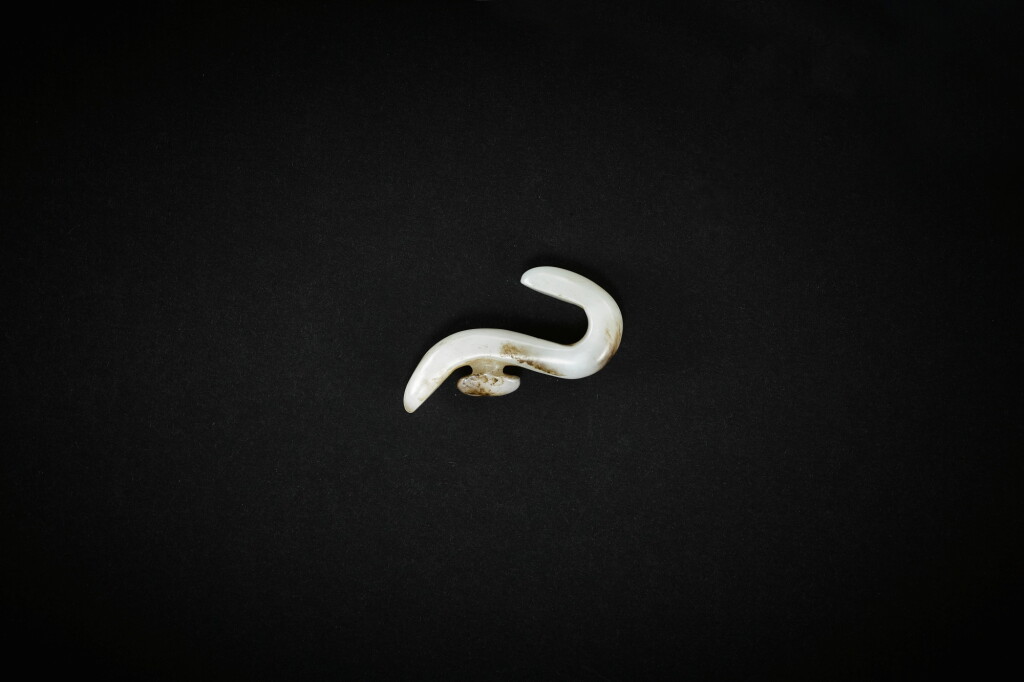 View full screen - View 1 of Lot 3853. A white jade belthook, Han dynasty | 漢 白玉帶鉤.