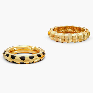 View full screen - View 1 of Lot 1303. Gold and Onyx Bangle and a Gold Bangle | 蒂芙尼 | K金 配 縞瑪瑙手鐲 及 K金 手鐲.