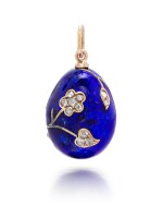 A FABERGÉ JEWELLED GOLD-MOUNTED ENAMEL EGG PENDANT, WORKMASTER AUGUST HOLLMING, ST PETERSBURG, 1899-1903