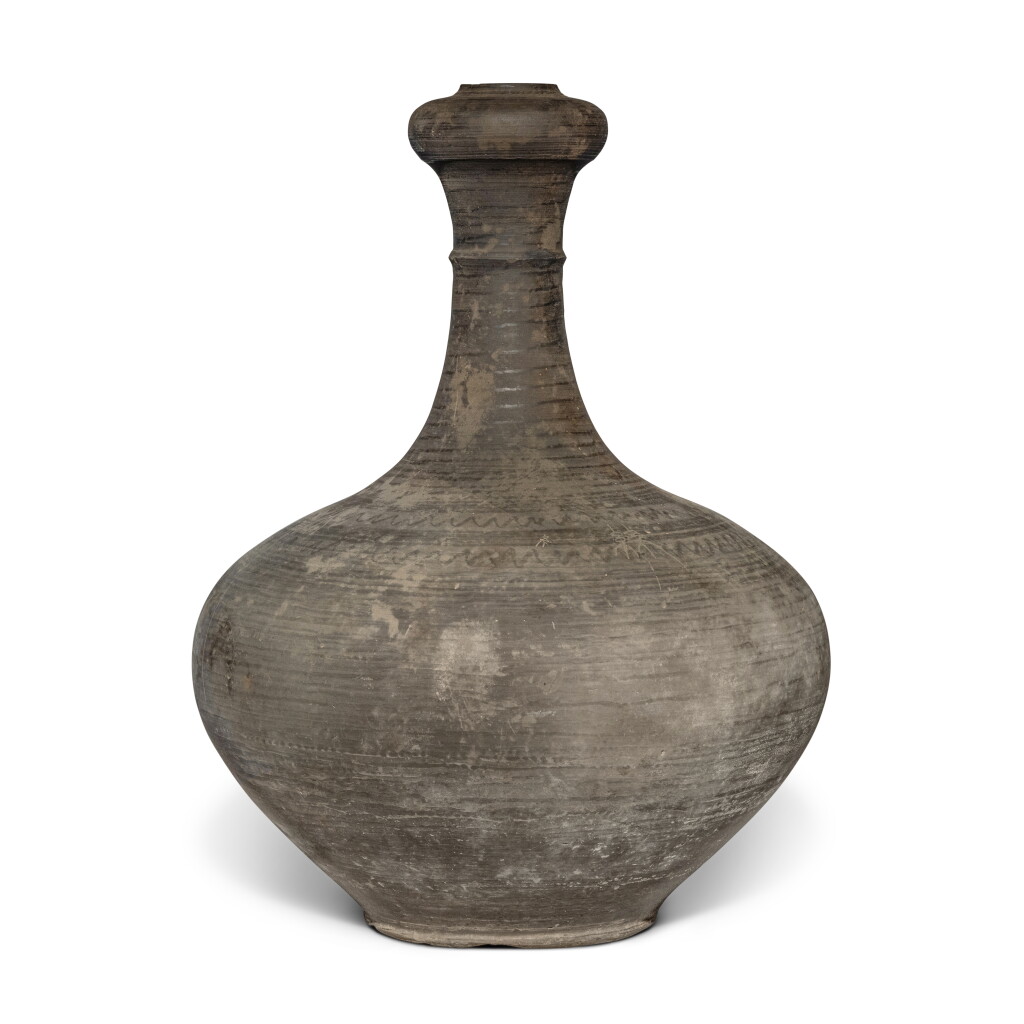 View full screen - View 1 of Lot 872. A gray pottery garlic-mouth vase, Eastern Zhou dynasty, Warring States period | 東周 戰國 灰陶蒜頭瓶.