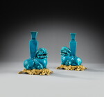 A pair of Louis XV style gilt-bronze mounted Chinese porcelains Buddhist lions as brush holders, Kangxi period (1662-1722) and late 19th century | Paire de chiens de Fô formant porte-pinceau en porcelaine de Chine d’époque Kangxi (1662-1722), monture de bronze doré de style Louis XV, fin du XIXe siècle