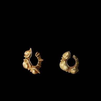 View full screen - View 1 of Lot 1094. Two solid gold cabochon-shaped earrings Java, Indonesia, 7th - 12th century | 印尼爪哇 七至十二世紀 凸圓形金耳飾兩件.