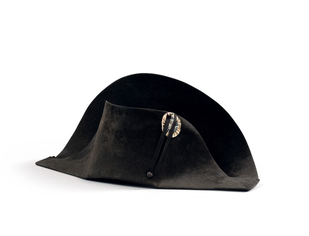 View full screen - View 1 of Lot 33. The legendary "à la française" hat of Emperor Napoleon I, worn during his campaign in Pologne (1807) | Légendaire chapeau de l'empereur Napoléon Ier, de forme traditionnelle dite à la française, porté durant la campagne de Pologne (1807)..