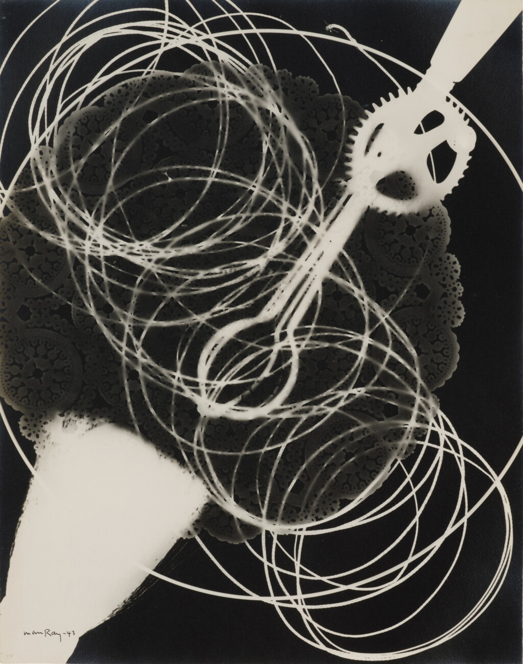 全螢幕檢視 - 查看121Untitled (Rayograph with Egg Beater, Doily, Broom, and Coil)的1