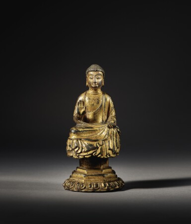 View full screen - View 1 of Lot 3507. A rare gilt-bronze seated figure of Shakyamuni Buddha Northern Qi – Sui dynasty | 北齊至隋 鎏金銅釋迦牟尼佛坐像.