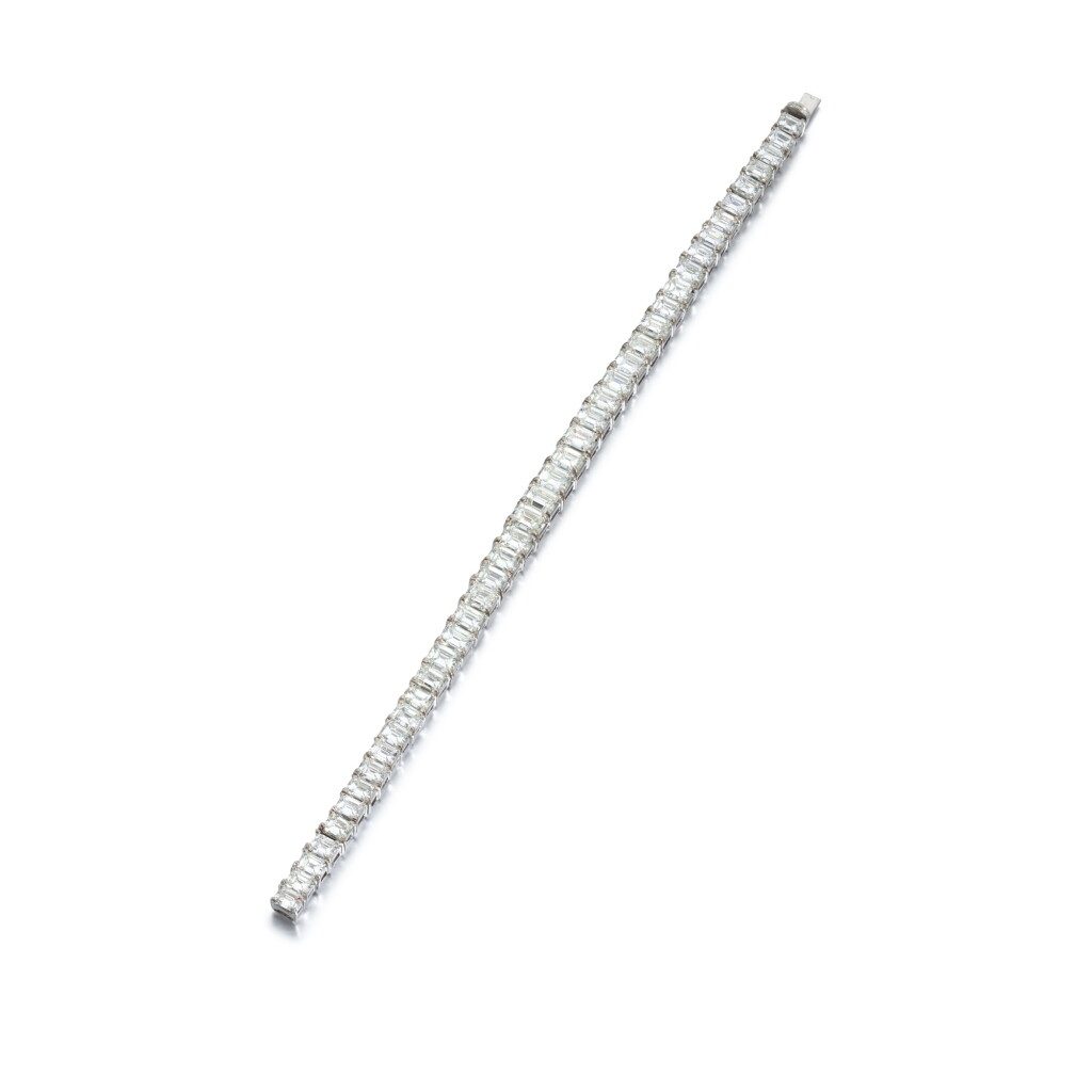 View full screen - View 1 of Lot 727. Diamond bracelet.